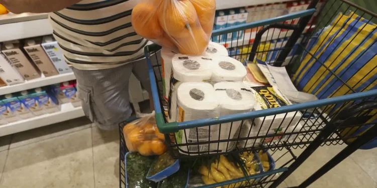 Cesta básica fica mais cara em todas as capitais brasileiras em março