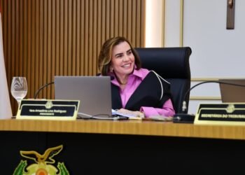 Evento no TCE-AM celebra protagonismo feminino com entrega de medalha de honra no dia 16 de abril