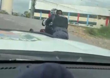 Policiais militares auxiliam cadeirante em via íngreme e garantem deslocamento com segurança na zona norte de Manaus