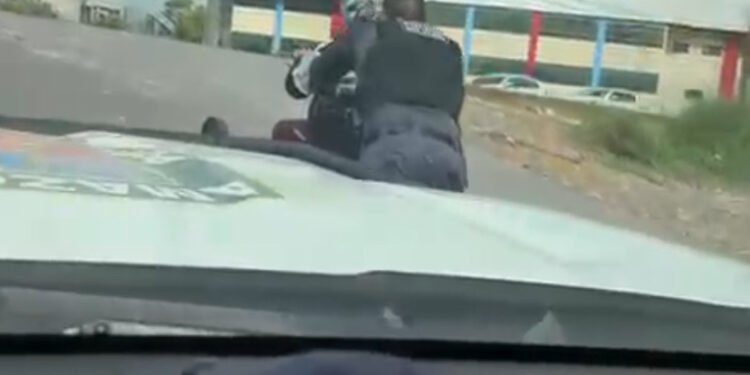 Policiais militares auxiliam cadeirante em via íngreme e garantem deslocamento com segurança na zona norte de Manaus