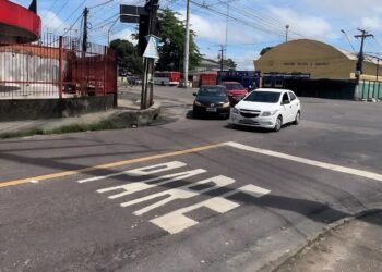 Fiscalização da Prefeitura de Manaus garante cumprimento de restrição a veículos pesados na rua Hibisco