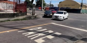Fiscalização da Prefeitura de Manaus garante cumprimento de restrição a veículos pesados na rua Hibisco