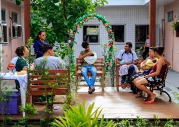 Na maternidade Azilda Marreiro, banho de sol de bebês também é momento de acolhimento às mães, no pós-parto