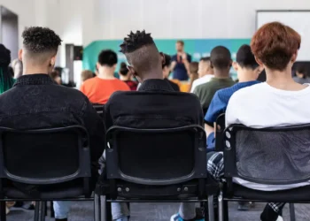 Encontro debate importância do ensino de jornalismo diante de IA