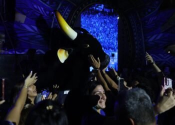 Caprichoso reúne multidão azulada para lançamento do álbum ‘Brinquedo que Canta Seu Chão’, em noite de grande celebração em Manaus