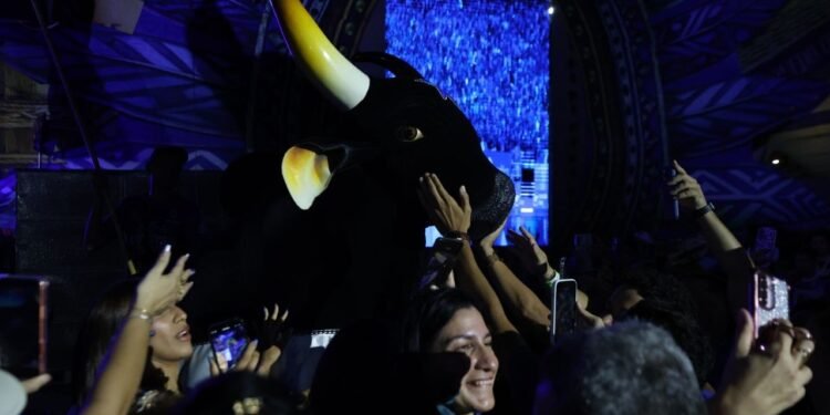 Caprichoso reúne multidão azulada para lançamento do álbum ‘Brinquedo que Canta Seu Chão’, em noite de grande celebração em Manaus