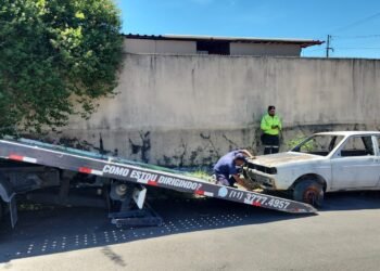 Prefeitura de Manaus realiza operação ‘Sucata’ e remove veículos abandonados nas zonas Centro-Oeste e Norte