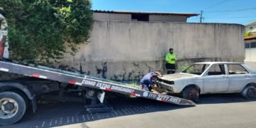 Prefeitura de Manaus realiza operação ‘Sucata’ e remove veículos abandonados nas zonas Centro-Oeste e Norte