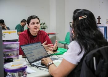 Governo do Estado leva atendimentos à população durante entrega de títulos definitivos no Vasco Vasques