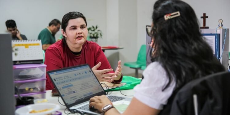 Governo do Estado leva atendimentos à população durante entrega de títulos definitivos no Vasco Vasques