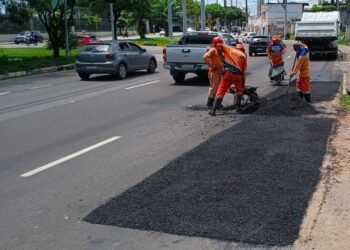 Prefeitura de Manaus intensifica recuperação asfáltica na zona Oeste e revitaliza trecho estratégico da avenida Coronel Teixeira