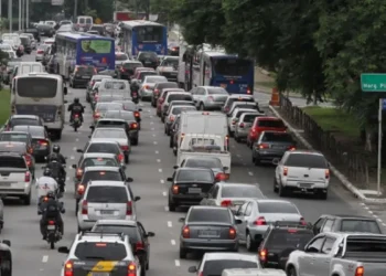 Gasolina e alimentos pressionam, e prévia da inflação sobe para 0,89%