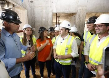 Em vistoria de obras do Residencial Compensa, governador interino Roberto Cidade destaca continuidade dos projetos habitacionais no Amazonas