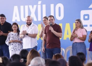 Na véspera do Dia das Mães, governador Roberto Cidade entrega 983 cartões do Auxílio Estadual para mulheres da capital