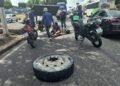 Roda de caçamba se solta e atinge motociclista na Avenida Cosme Ferreira, em Manaus