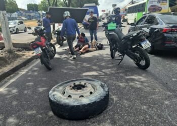 Roda de caçamba se solta e atinge motociclista na Avenida Cosme Ferreira, em Manaus