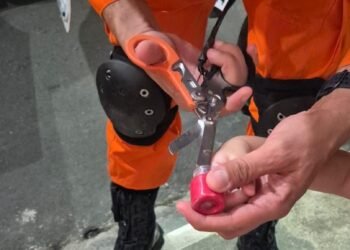 Corpo de Bombeiros atende criança com dedo preso em frasco de plástico em Manaus