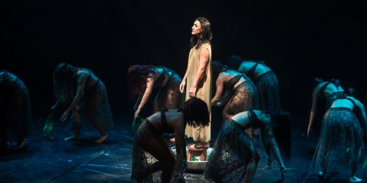 Balé Folclórico do Amazonas apresenta ‘I Kama Iaba’ em noite marcada por ancestralidade e força feminina