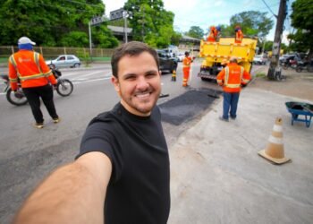 Em manhã de sol, prefeito Renato Junior fiscaliza operação ‘Tapa-Buracos’ na avenida André Araújo com uso de tecnologia para evitar ondulações na pista