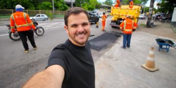 Em manhã de sol, prefeito Renato Junior fiscaliza operação ‘Tapa-Buracos’ na avenida André Araújo com uso de tecnologia para evitar ondulações na pista