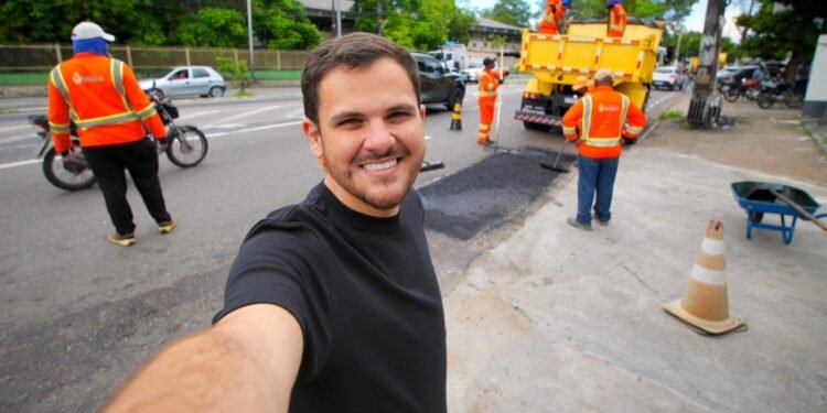 Em manhã de sol, prefeito Renato Junior fiscaliza operação ‘Tapa-Buracos’ na avenida André Araújo com uso de tecnologia para evitar ondulações na pista