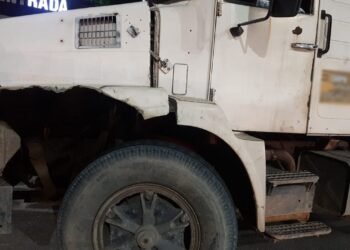 Detran-AM autua condutor de caminhão que colidiu contra poste de iluminação na zona leste da capital