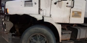 Detran-AM autua condutor de caminhão que colidiu contra poste de iluminação na zona leste da capital