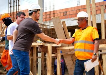 Prefeito Renato Junior fiscaliza obras da nova USF de Flores que será referência para mais de 66 mil famílias