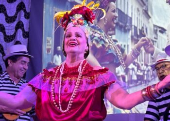A Pequena Notável: Espetáculo da FUnATI celebra alegria e legado cultural de Carmen Miranda