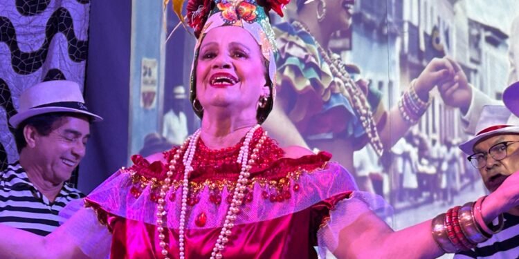 A Pequena Notável: Espetáculo da FUnATI celebra alegria e legado cultural de Carmen Miranda