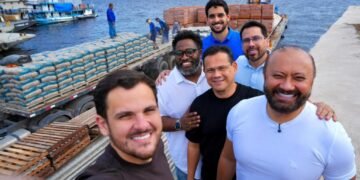 Prefeito Renato Junior envia balsa com 600 toneladas de materiais de construção para extinguir escolas de madeira na zona rural de Manaus