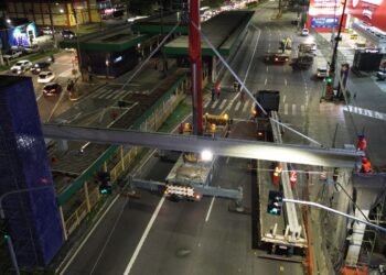 Prefeitura de Manaus realiza operação de implantação de vigas da nova passarela da avenida Torquato Tapajós