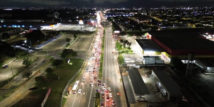 Prefeitura de Manaus avança com obras de implantação de vigas pré-moldadas para a nova passarela da avenida Torquato Tapajós
