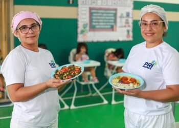 Merendeiras da Prefeitura de Manaus celebram papel no aprendizado e disputam prêmio nacional de alimentação escolar