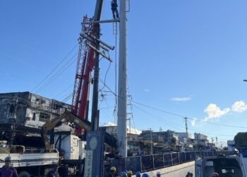Corpo de Bombeiros é acionado após trabalhador cair de uma altura de 10 metros durante manutenção em poste