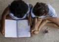 Metade dos estudantes não vê debate antirracista na escola, diz estudo