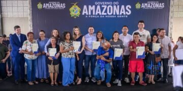 Governador Roberto Cidade entrega mais de 400 títulos definitivos para moradores da zona norte de Manaus