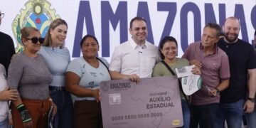 Governador Roberto Cidade entrega 870 cartões do Auxílio Estadual durante Governo Presente e amplia acesso a serviços essenciais na zona norte de Manaus