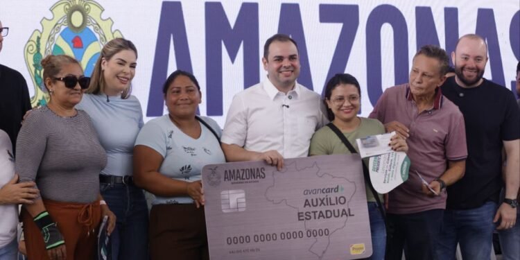 Governador Roberto Cidade entrega 870 cartões do Auxílio Estadual durante Governo Presente e amplia acesso a serviços essenciais na zona norte de Manaus