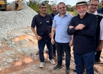 Ao lado do presidente Lula, governador Roberto Cidade defende pavimentação da BR-319 para integração e desenvolvimento da região Norte