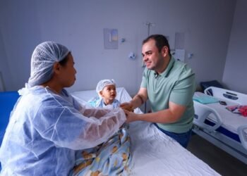 Governador Roberto Cidade acompanha início do 100º implante coclear realizado pelo Governo do Amazonas