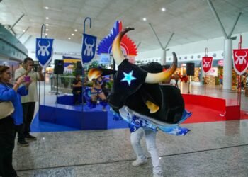 Aeroporto de Manaus inicia programação cultural para Festival de Parintins com atrações para turistas