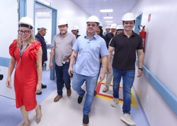 Governador Roberto Cidade acompanha cirurgia telemonitorada e vistoria obras do Hospital Francisca Mendes
