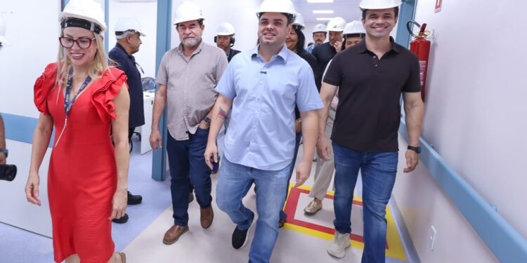 Governador Roberto Cidade acompanha cirurgia telemonitorada e vistoria obras do Hospital Francisca Mendes