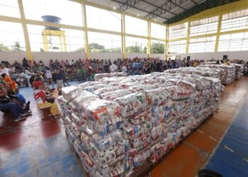 Em Parintins, Governador Roberto Cidade entrega 28 toneladas de alimentos arrecadados na Festa dos Visitantes