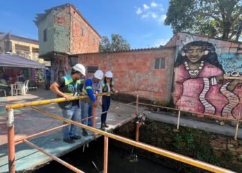 Ageman vistoria obra de esgoto no bairro Redenção