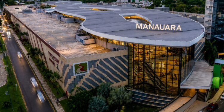 Espaço para troca de figurinhas movimenta torcedores no Manauara Shopping