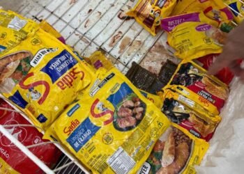 Visa Manaus interdita supermercado na zona Leste por alimentos descongelados e infestação de insetos