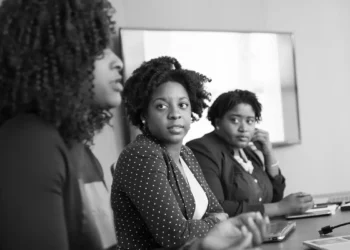 Desemprego entre mulheres negras jovens chega a 24,7%, aponta estudo