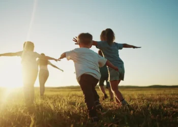 Em clima de Copa, campanha pede ‘cartão vermelho ao trabalho infantil’